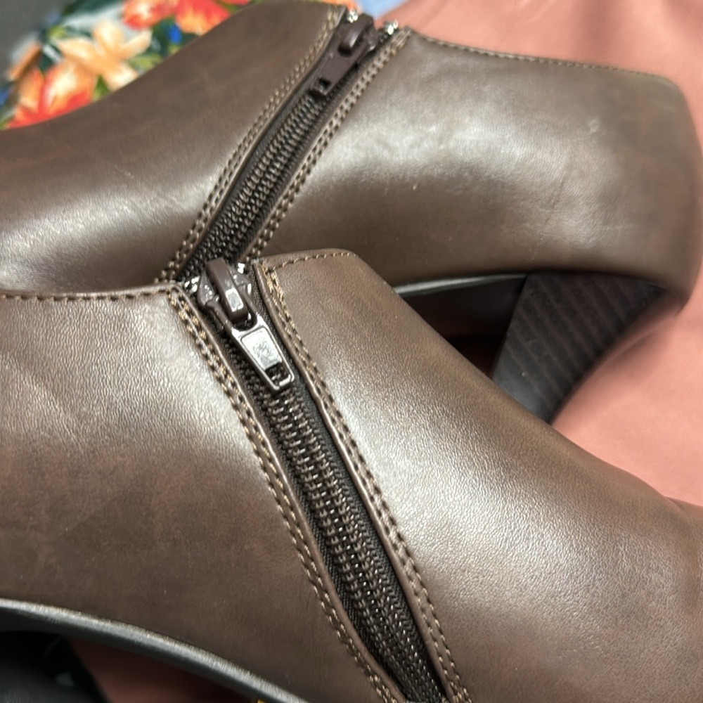 Boots - Picture 4 of 5
